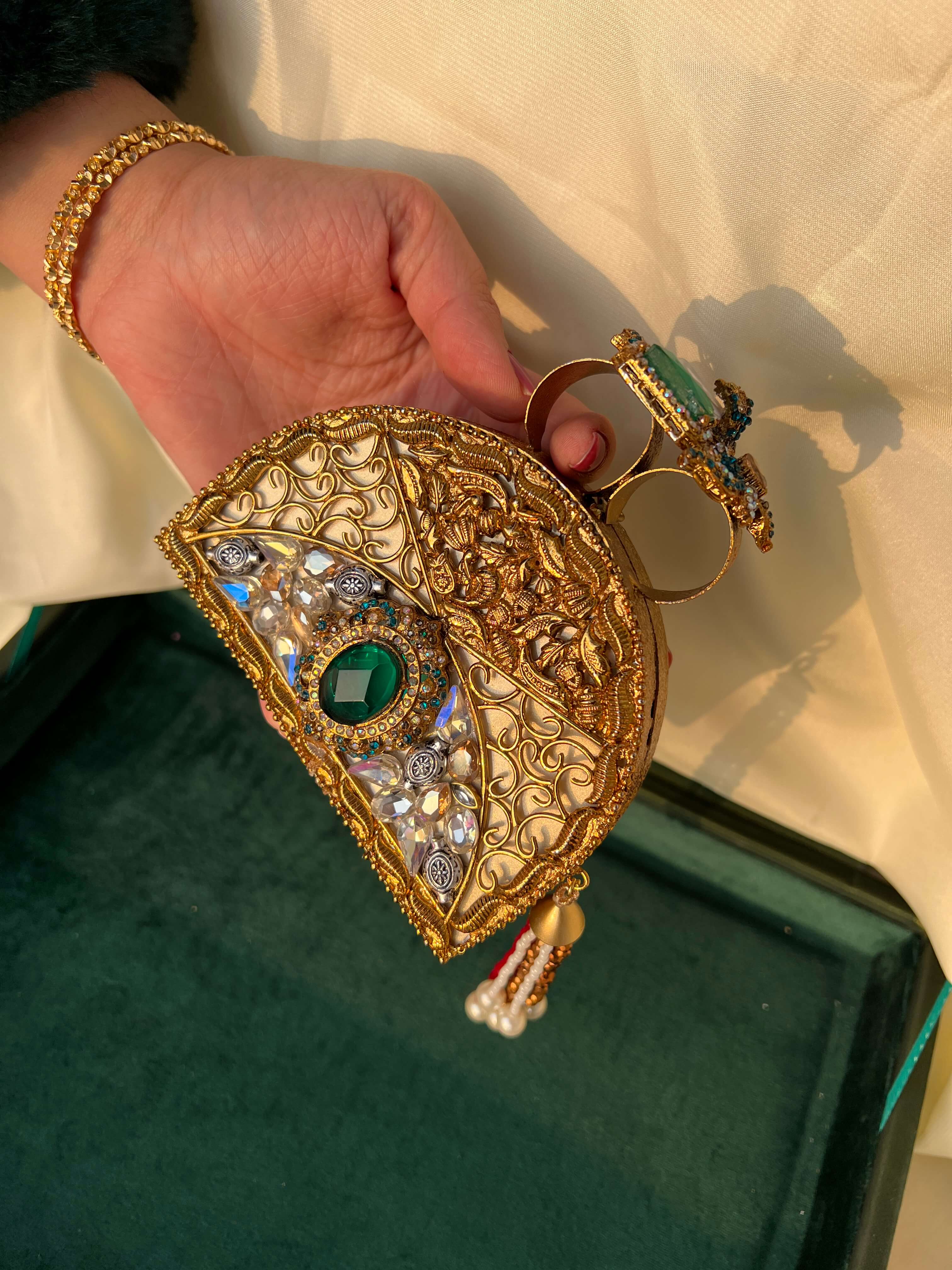 Royal D-Shaped Kundan Ring Clutch