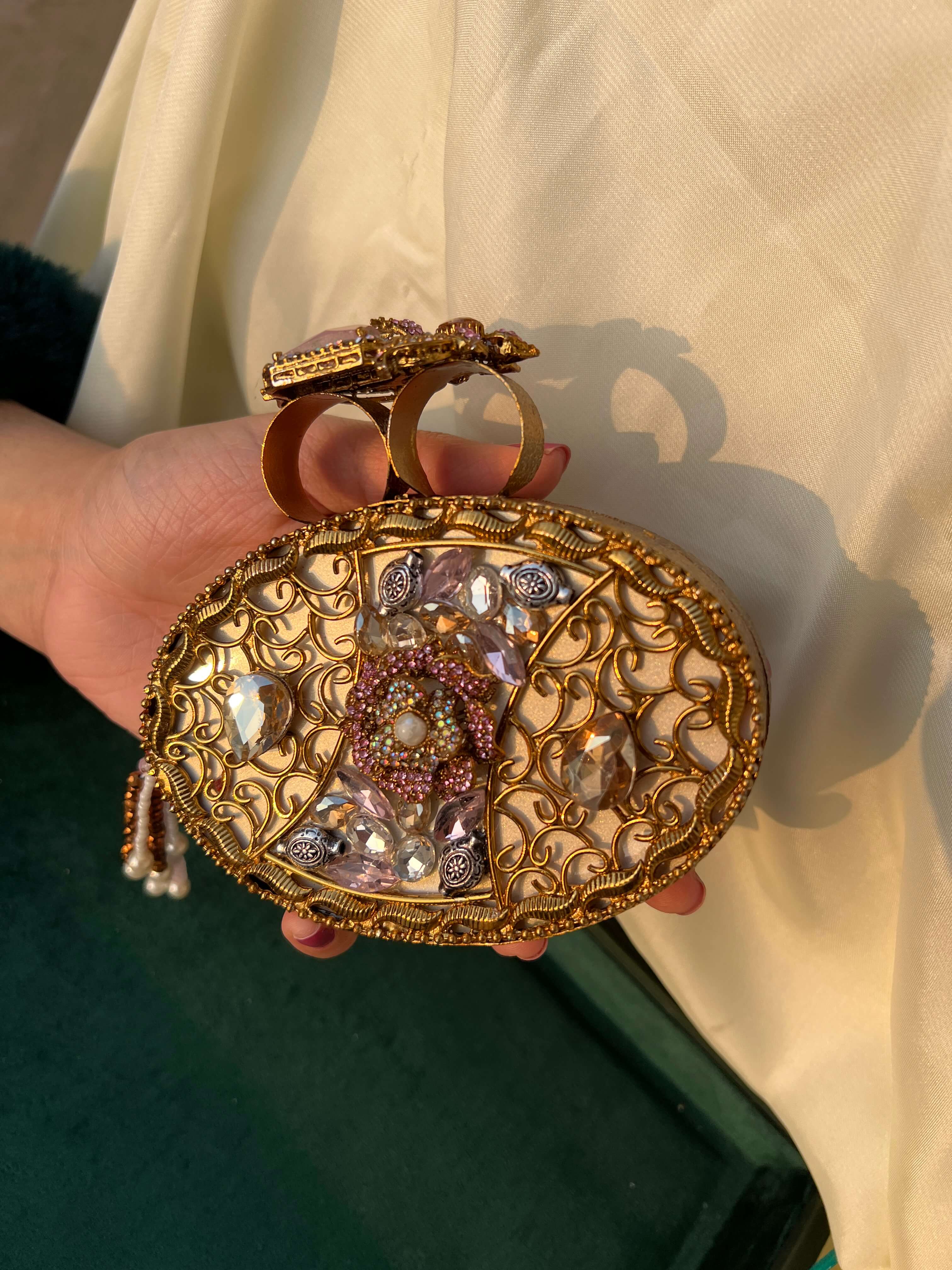 Royal Oval Kundan Ring Clutch