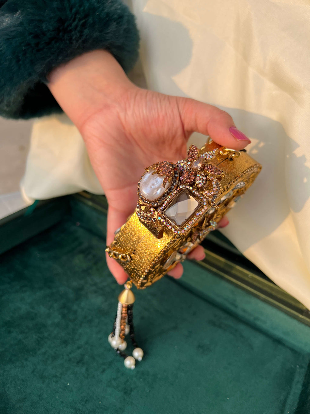 Royal Oval Kundan Ring Clutch