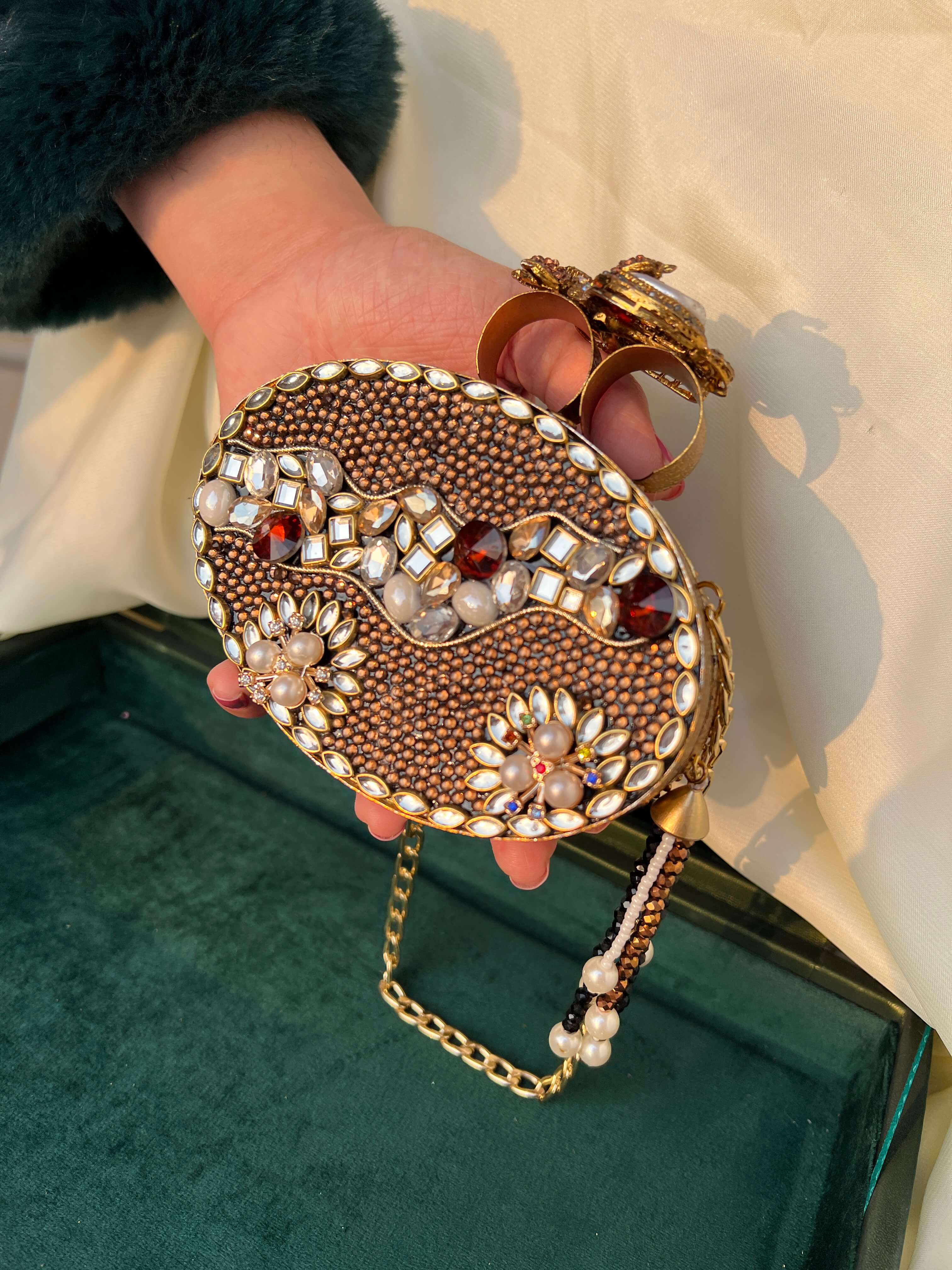 Royal Oval Kundan Ring Clutch